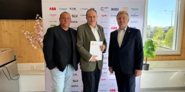 Neue Markenpartner: Christian Bräuer und Thomas Farthofer mit dem Phoenix Contact-Vertriebsleiter Gert Natiesta. © Elektriker Österreich