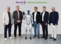 Gruppenbild mit Roboter: ElectronicPartner und Terra Robotics bringen Robotik-Lösungen in den Elektrofachhandel. © ElectronicPartner
