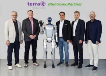 Gruppenbild mit Roboter: ElectronicPartner und Terra Robotics bringen Robotik-Lösungen in den Elektrofachhandel. © ElectronicPartner