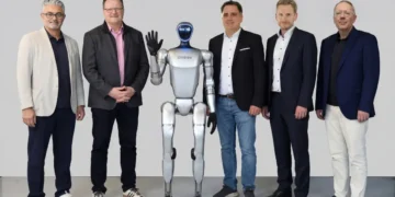 Gruppenbild mit Roboter: ElectronicPartner und Terra Robotics bringen Robotik-Lösungen in den Elektrofachhandel. © ElectronicPartner