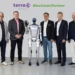 Gruppenbild mit Roboter: ElectronicPartner und Terra Robotics bringen Robotik-Lösungen in den Elektrofachhandel. © ElectronicPartner