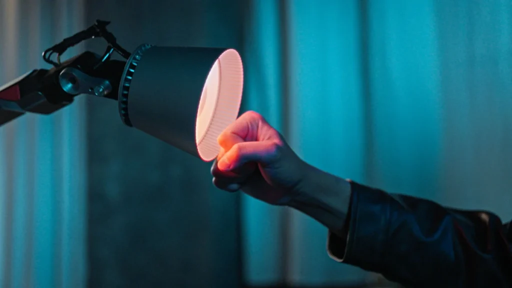 Über eine integrierte Gestensteuerung folgt der Roboter Handbewegungen in Echtzeit