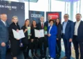 V.l.n.re.: Bundessparten-Obmann Manfred Denk, WKÖ-Vizepräsidentin Bettina Dorfer-Pauschenwein, Katharina Zimmerberger (Ausbilderin KELAG), Marvin Varga mit Eltern, StS Elisabeth Zehetner, Michaela Sapetsnig (HR-Leiterin KELAG), SkillsAustria-Präsident Josef Herk, Kärntner Landesinnungsmeister Harald Dullnig © Weinwurm Fotografie