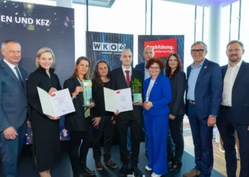 V.l.n.re.: Bundessparten-Obmann Manfred Denk, WKÖ-Vizepräsidentin Bettina Dorfer-Pauschenwein, Katharina Zimmerberger (Ausbilderin KELAG), Marvin Varga mit Eltern, StS Elisabeth Zehetner, Michaela Sapetsnig (HR-Leiterin KELAG), SkillsAustria-Präsident Josef Herk, Kärntner Landesinnungsmeister Harald Dullnig © Weinwurm Fotografie