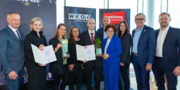 V.l.n.re.: Bundessparten-Obmann Manfred Denk, WKÖ-Vizepräsidentin Bettina Dorfer-Pauschenwein, Katharina Zimmerberger (Ausbilderin KELAG), Marvin Varga mit Eltern, StS Elisabeth Zehetner, Michaela Sapetsnig (HR-Leiterin KELAG), SkillsAustria-Präsident Josef Herk, Kärntner Landesinnungsmeister Harald Dullnig © Weinwurm Fotografie