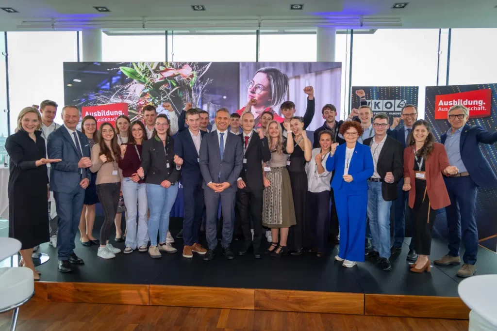 WKÖ-Vizepräsidentin Bettina Dorfer-Pauschenwein, Bundesspartenobmann Manfred Denk, Wirtschaftsminister Wolfgang Hattmannsdorfer, Staatssekretärin Elisabeth Zehetner, WKÖ-Generalsekretär Jochen Danninger und Skills-Präsident Josef Herk mit allen Gewinner:innen. © Weinwurm Fotografie