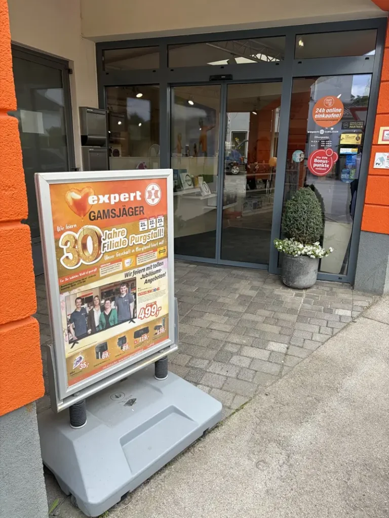 Eingang ins Geschäft mit Aktionsplakat