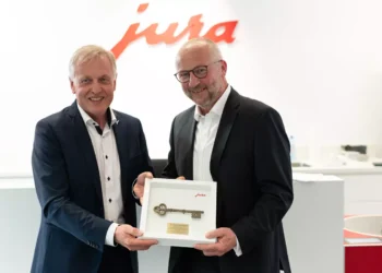 Passend zur Eröffnung in Linz überreichte Jura Österreich-Geschäftsführer Andreas Hechenblaikner – stellvertretend für Jura-CEO Emanuel Probst – symbolisch den „Schlüssel des Erfolges“ an SCD-Eigentümer Franz Holzbauer. © SCD