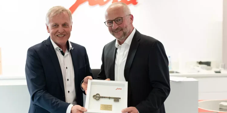 Passend zur Eröffnung in Linz überreichte Jura Österreich-Geschäftsführer Andreas Hechenblaikner – stellvertretend für Jura-CEO Emanuel Probst – symbolisch den „Schlüssel des Erfolges“ an SCD-Eigentümer Franz Holzbauer. © SCD
