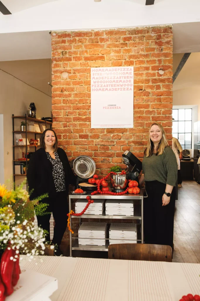 Beatrix Karro, Marketing Managerin Kenwood & Braun Österreich, und Larissa Kuntze, Marketing Specialist.