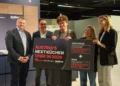 V.l.n.re.: Ewald Marschallinger (CEO DAN Küchen), Evren Aksoy (Geschäftsführer Beko Austria AG), Sieger Austria’s Next Küchenchef:in Karl Schauenstein, Julia Steiner (CvD SPAR Mahlzeit!) und Moderatorin Patricia Kaiser. © Diana Ryzhevska