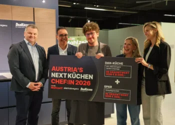 V.l.n.re.: Ewald Marschallinger (CEO DAN Küchen), Evren Aksoy (Geschäftsführer Beko Austria AG), Sieger Austria’s Next Küchenchef:in Karl Schauenstein, Julia Steiner (CvD SPAR Mahlzeit!) und Moderatorin Patricia Kaiser. © Diana Ryzhevska