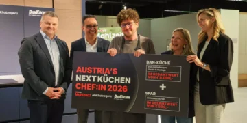 V.l.n.re.: Ewald Marschallinger (CEO DAN Küchen), Evren Aksoy (Geschäftsführer Beko Austria AG), Sieger Austria’s Next Küchenchef:in Karl Schauenstein, Julia Steiner (CvD SPAR Mahlzeit!) und Moderatorin Patricia Kaiser. © Diana Ryzhevska