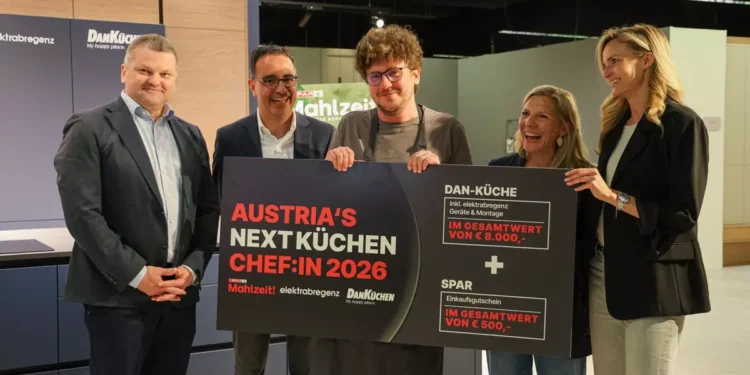 V.l.n.re.: Ewald Marschallinger (CEO DAN Küchen), Evren Aksoy (Geschäftsführer Beko Austria AG), Sieger Austria’s Next Küchenchef:in Karl Schauenstein, Julia Steiner (CvD SPAR Mahlzeit!) und Moderatorin Patricia Kaiser. © Diana Ryzhevska