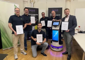 Das Vertriebsteam von ElectronicPartner Österreich gemeinsam mit Geschäftsführer Michael Hofer (rechts) nach der erfolgreichen Robotik-Grundlagenschulung.