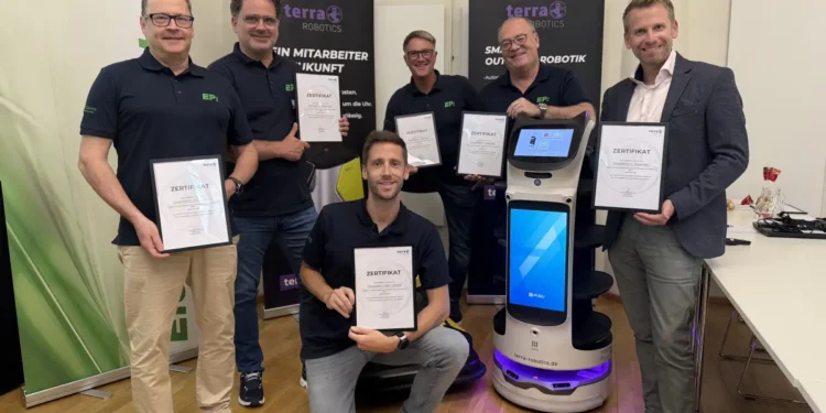 Das Vertriebsteam von ElectronicPartner Österreich gemeinsam mit Geschäftsführer Michael Hofer (rechts) nach der erfolgreichen Robotik-Grundlagenschulung.