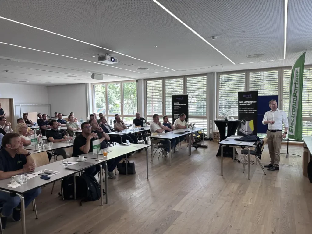 Wissensaufbau für den Zukunftsmarkt: In den Schulungen vermittelten ElectronicPartner und Terra Robotics praxisnahes Knowhow zu Anwendungen, Vertrieb und Service von Robotik-Lösungen.