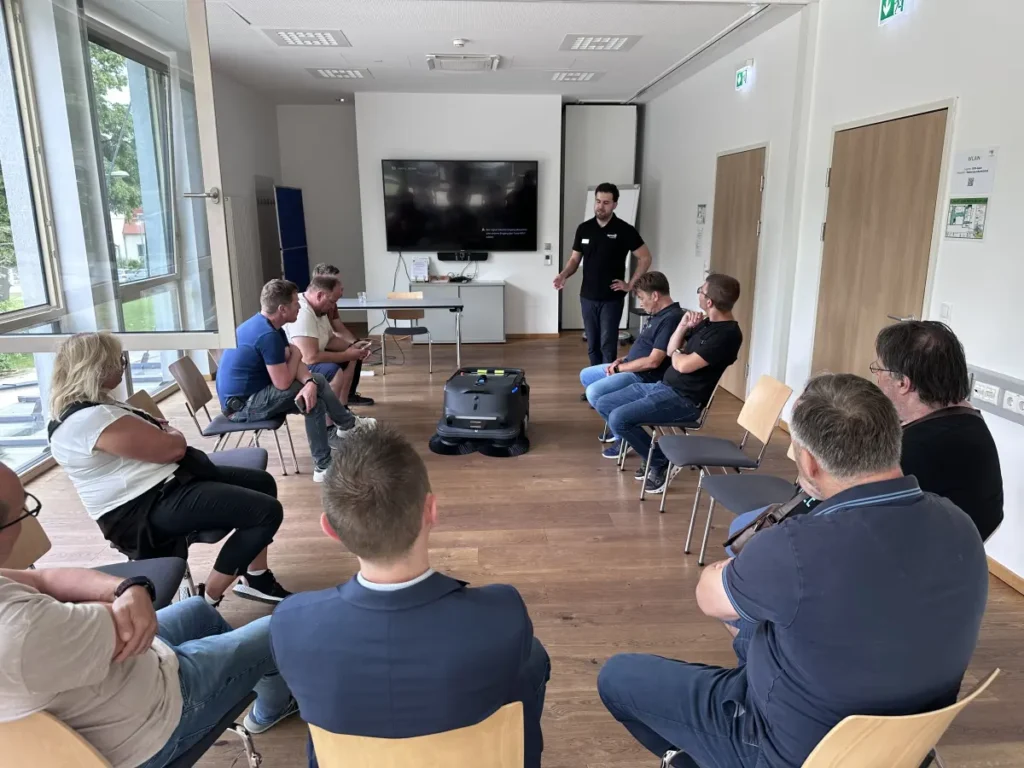 Wissensaufbau für den Zukunftsmarkt: In den Schulungen vermittelten ElectronicPartner und Terra Robotics praxisnahes Knowhow zu Anwendungen, Vertrieb und Service von Robotik-Lösungen. © ElectronicPartner