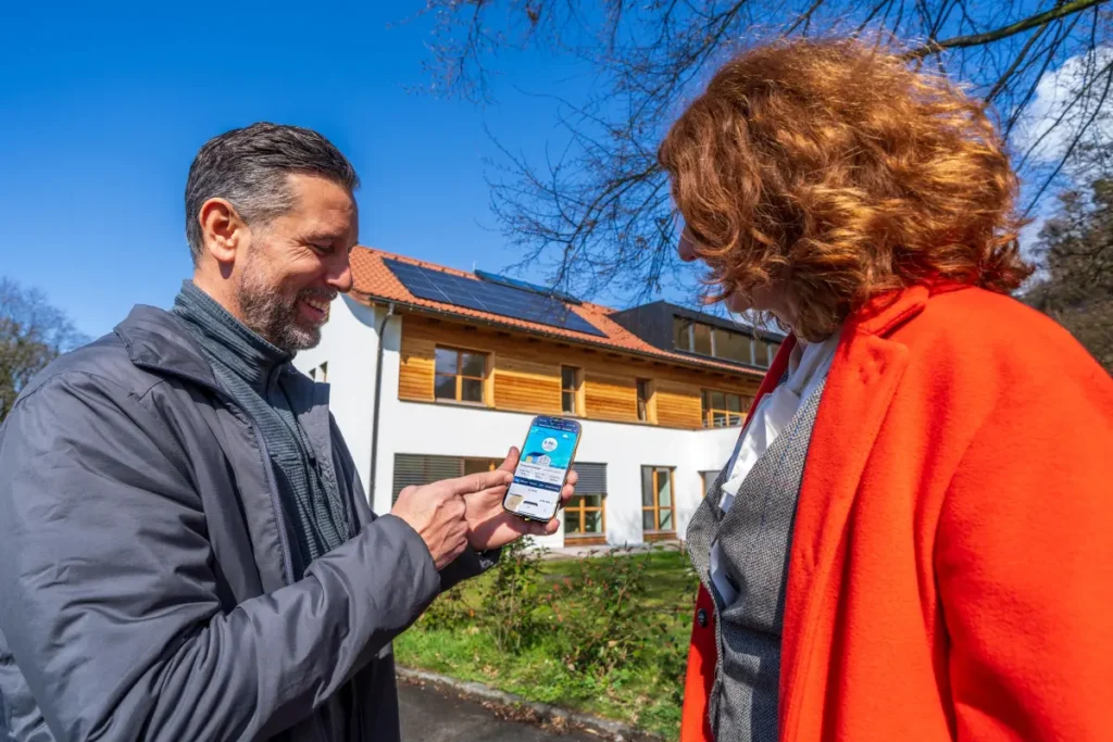 Hausmeister Wolfgang Greif und Geschäftsführerin Alexandra Wucher
