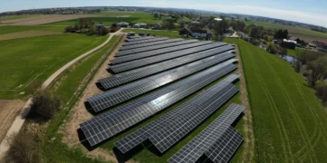 Agri-PV Burgkirchen liefert grüne Energie und Schatten für Schafe