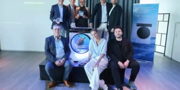 Bei der Präsentation von Fibre Catcher 2.0: Evren Aksoy, Barış Ünal (Head of Productmanagement), Margit Anglmaier, Harald Kasperovski (Sales Director) und Sercan Top (PM Waschen & Trocknen), Wolfgang Stelzer (Key Account Elektro), Patricia Kaiser (Model, Moderatorin) und Atilla Öztuncay (Marketing, zuständig für Web und Social Media). © Beko Austria AG