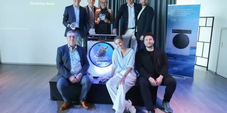 Bei der Präsentation von Fibre Catcher 2.0: Evren Aksoy, Barış Ünal (Head of Productmanagement), Margit Anglmaier, Harald Kasperovski (Sales Director) und Sercan Top (PM Waschen & Trocknen), Wolfgang Stelzer (Key Account Elektro), Patricia Kaiser (Model, Moderatorin) und Atilla Öztuncay (Marketing, zuständig für Web und Social Media). © Beko Austria AG