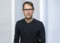 ElectronicPartner-Vorstand Matthias Assmann: „Was vor einigen Monaten als Idee begann, entwickelt sich zu einer länderübergreifenden Robotik-Initiative innerhalb von ElectronicPartner. Gemeinsam haben wir in kurzer Zeit die Grundlage für ein flächendeckendes Vertriebs- und Servicenetzwerk geschaffen.“ © ElectronicPartner