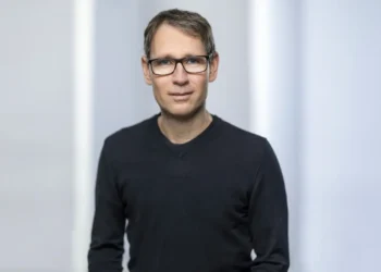 ElectronicPartner-Vorstand Matthias Assmann: „Was vor einigen Monaten als Idee begann, entwickelt sich zu einer länderübergreifenden Robotik-Initiative innerhalb von ElectronicPartner. Gemeinsam haben wir in kurzer Zeit die Grundlage für ein flächendeckendes Vertriebs- und Servicenetzwerk geschaffen.“ © ElectronicPartner