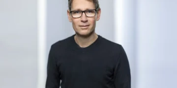 ElectronicPartner-Vorstand Matthias Assmann: „Was vor einigen Monaten als Idee begann, entwickelt sich zu einer länderübergreifenden Robotik-Initiative innerhalb von ElectronicPartner. Gemeinsam haben wir in kurzer Zeit die Grundlage für ein flächendeckendes Vertriebs- und Servicenetzwerk geschaffen.“ © ElectronicPartner