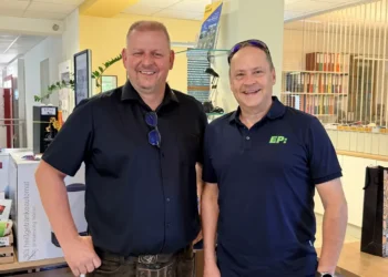Freuten sich über einen regen Besuch der Jubiläumsfeier: Inhaber Josef Pöltl jun. mit ElectronicPartner-Regionalbetreuer Erich Theuermann. © ElectronicPartner