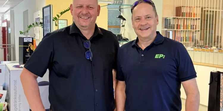 Freuten sich über einen regen Besuch der Jubiläumsfeier: Inhaber Josef Pöltl jun. mit ElectronicPartner-Regionalbetreuer Erich Theuermann. © ElectronicPartner