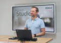 Alexander Ross, Innovationsmanager bei Regiolux, vermittelt im Webinar „Zukunft Licht“ praxisnahes Wissen über UV-B-Licht, Vitamin D und die Potentiale innovativer Lichtlösungen für moderne Innenräume. © Regiolux