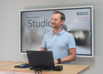 Alexander Ross, Innovationsmanager bei Regiolux, vermittelt im Webinar „Zukunft Licht“ praxisnahes Wissen über UV-B-Licht, Vitamin D und die Potentiale innovativer Lichtlösungen für moderne Innenräume. © Regiolux