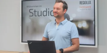 Alexander Ross, Innovationsmanager bei Regiolux, vermittelt im Webinar „Zukunft Licht“ praxisnahes Wissen über UV-B-Licht, Vitamin D und die Potentiale innovativer Lichtlösungen für moderne Innenräume. © Regiolux