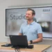 Alexander Ross, Innovationsmanager bei Regiolux, vermittelt im Webinar „Zukunft Licht“ praxisnahes Wissen über UV-B-Licht, Vitamin D und die Potentiale innovativer Lichtlösungen für moderne Innenräume. © Regiolux