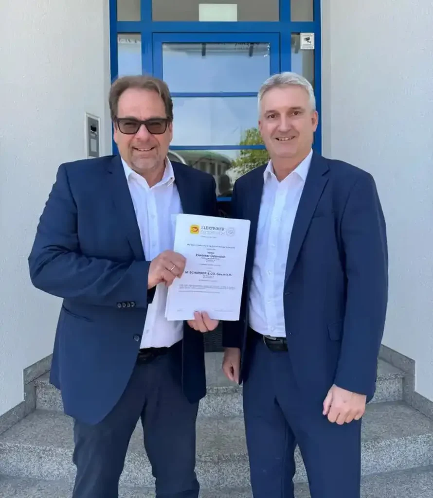 Schurrer-Geschäftsführer Reinhold Wolfsgruber und Elektriker Österreich-Koordinator Wolfgang Reiter. © Elektriker Österreich