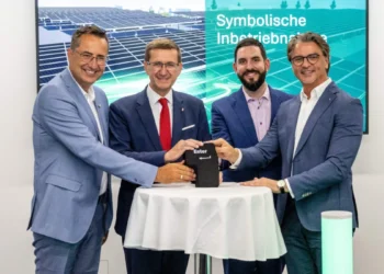 Hödlmayr eröffnet riesige Carport PV-Anlage in Schwertberg