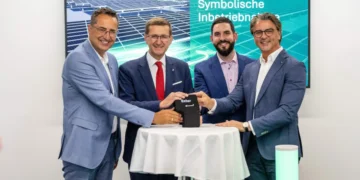 Hödlmayr eröffnet riesige Carport PV-Anlage in Schwertberg