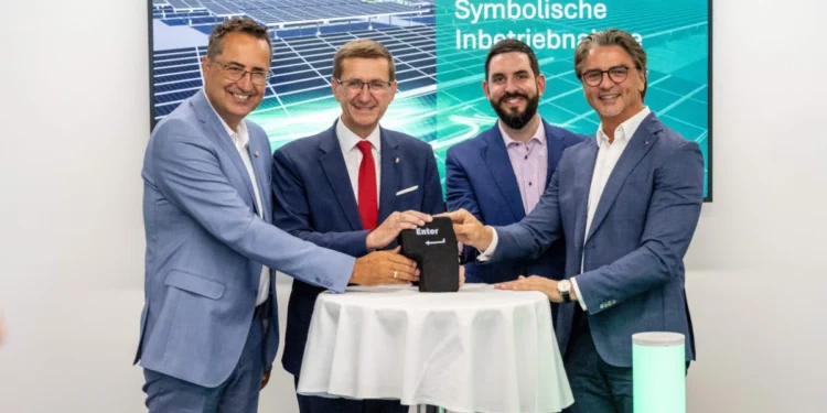 Hödlmayr eröffnet riesige Carport PV-Anlage in Schwertberg