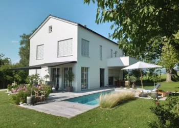 Ein Smart Home muss nach außen nicht immer sichtbar sein. In einem Neubau im Landhausstil in der Nähe von Linz in Oberösterreich wurde bewusst auf auffällige Bedienelemente wie Touchpanels oder Glastaster verzichtet.