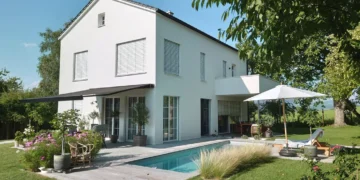 Ein Smart Home muss nach außen nicht immer sichtbar sein. In einem Neubau im Landhausstil in der Nähe von Linz in Oberösterreich wurde bewusst auf auffällige Bedienelemente wie Touchpanels oder Glastaster verzichtet.