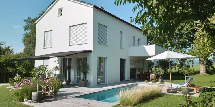 Ein Smart Home muss nach außen nicht immer sichtbar sein. In einem Neubau im Landhausstil in der Nähe von Linz in Oberösterreich wurde bewusst auf auffällige Bedienelemente wie Touchpanels oder Glastaster verzichtet.
