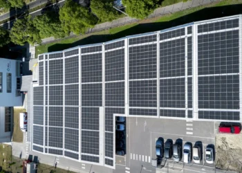 Die größte PV-Parkplatzüberdachung Wiens ist in Betrieb
