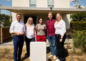 PV-Förderreform 2027: Bundesminister Wolfgang Hattmannsdorfer, Katharina Liebert - GF Liebert Elektrotechnik, Lehrling Vanessa, Stefan und Isabella Schmiedel
