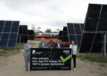 Die weltweit erste Agri-PV-Anlage mit Trackersystem für Bahnstrom liegt in Österreich
