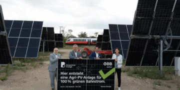 Die weltweit erste Agri-PV-Anlage mit Trackersystem für Bahnstrom liegt in Österreich