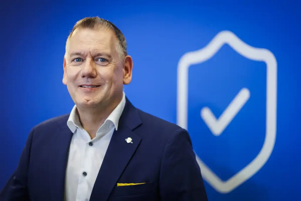 Thilo Dröge, Geschäftsführer Vertrieb bei Wertgarantie: „Unser neuer Komplettschutz versetzt unsere Partner nun in die Lage, ihren Kunden die Sorgen zu nehmen und zu sagen, ‚Wertgarantie übernimmt das für dich und alles ist abgedeckt.‘" © Wertgarantie / Amrei Schulz - photothek.de 