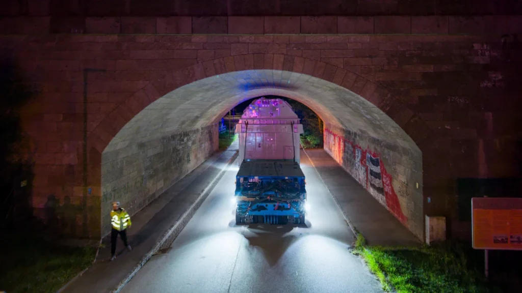 APG Trafoschenkel Transport unter der Brücke