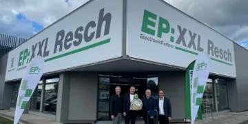 V.li.n.re.: Niederlassungsleiter Andy Gotter, Firmenchef Josef Resch, Harald Schiefer von der ElectronicPartner-Zentrale und Einkaufsleiter Markus Pecha. © ElectronicPartner