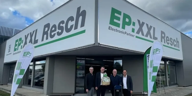 V.li.n.re.: Niederlassungsleiter Andy Gotter, Firmenchef Josef Resch, Harald Schiefer von der ElectronicPartner-Zentrale und Einkaufsleiter Markus Pecha. © ElectronicPartner
